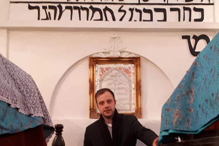 אמיץ: בחור בן 28 נסע לקברי מרדכי אסתר, דניאל, חננאל, מישאל ועזריה באיראן אמיץ: בחור בן 28 נסע לקברי מרדכי אסתר, דניאל, חננאל, מישאל ועזריה באיראן