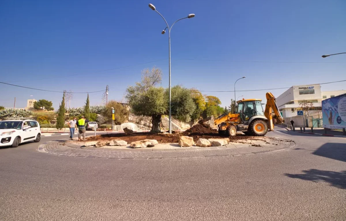 האומנות במלואה: התחנות התחפשו – ומשה ליאון חגג עם התושבים