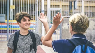 הם תאומים: כך גילו שני חברי הכיתה כי הם הופרדו בלידתם