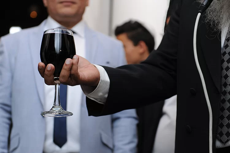 כיצד יתכן שמברכים בחתונה ’ברוך דיין האמת’, למרות שכולם חיים, ואף אחד לא מת?