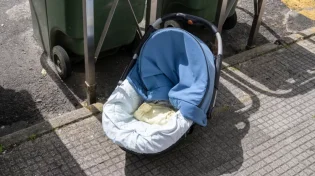 בקור כלבים: תינוק הושלך לפח האשפה - שרד וניצל