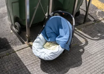 בקור כלבים: תינוק הושלך לפח האשפה - שרד וניצל