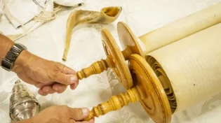 אחרי 80 שנה: הוחזר ספר התורה מהשואה