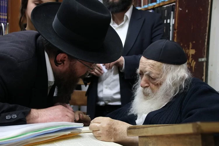 מפעים: מרן שר התורה הגר"ח קנייבסקי ניגן שוב ושוב: "בערב פסח צריך לסיים את הש"ס" 