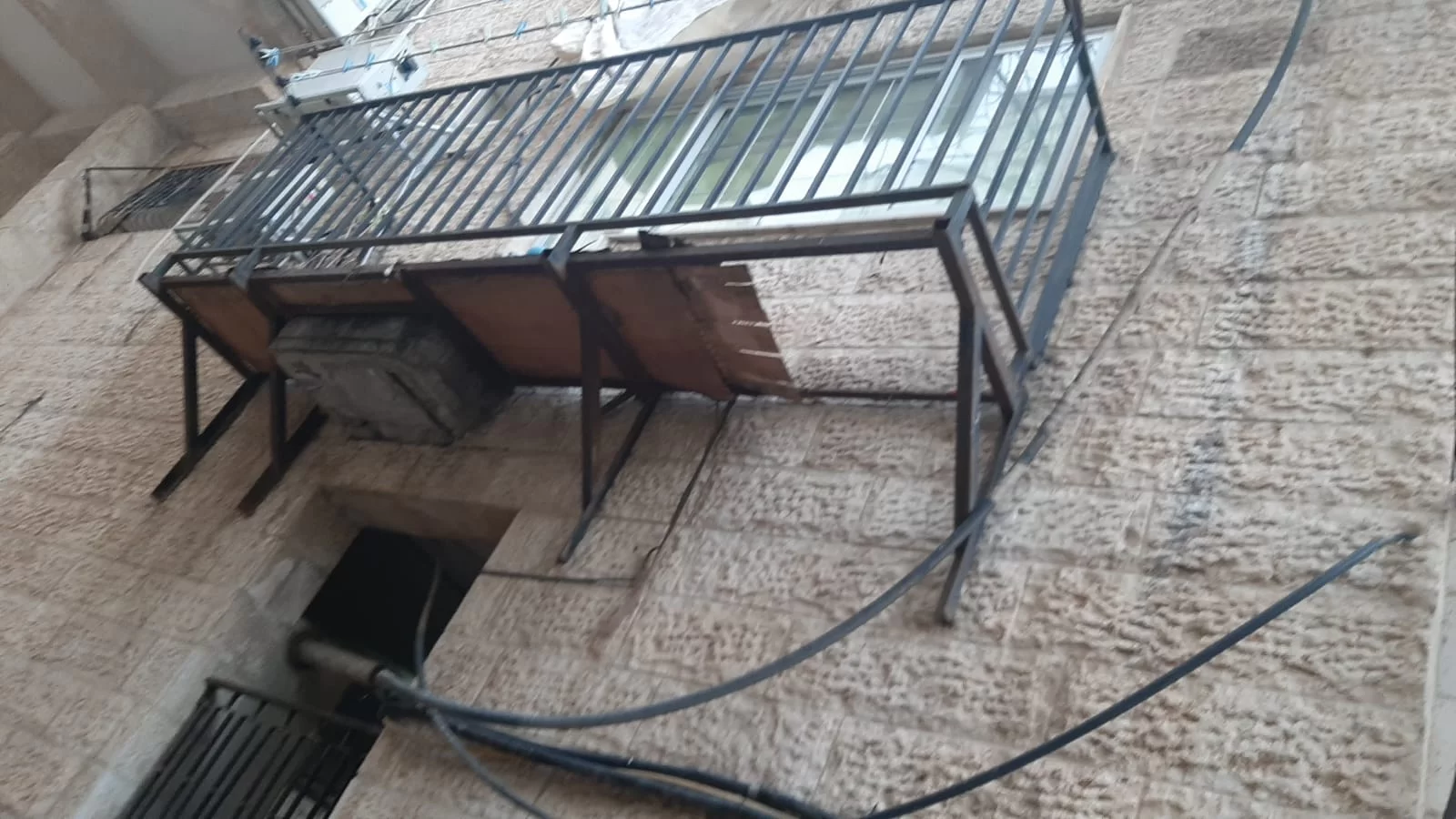רצפת המרפסת קרסה - וחרדית בת 60 צנחה למטה; מצבה קשה