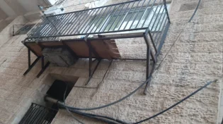 רצפת המרפסת קרסה - וחרדית בת 60 צנחה למטה; מצבה קשה