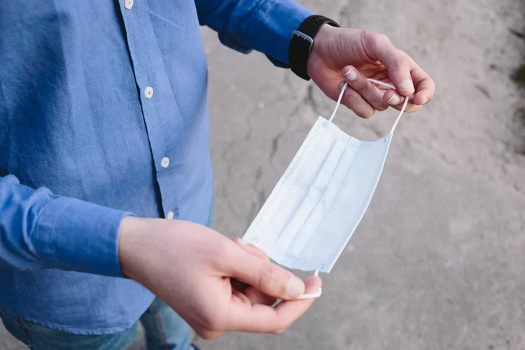 בחודש הבא?: משרד הבריאות נערך לביטול חובת עטיית מסכה בחוץ