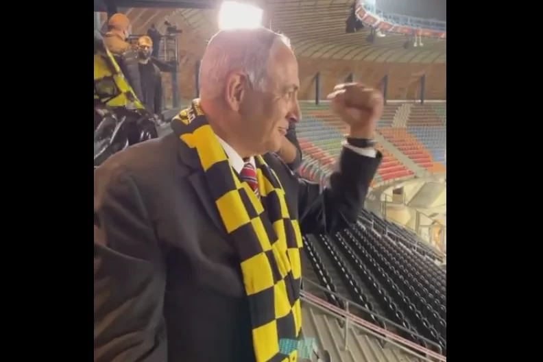 המגרש הפוליטי? אוהדים שאגו: ‘היידה ביבי’ המגרש הפוליטי? אוהדים שאגו: ‘היידה ביבי’