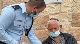 חוקרי המשטרה השיבו לקשיש את הכסף שנגנב ממנו במרמה
