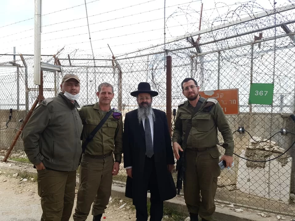 המקובל הרב יצחק בצרי ולוחמי צה"ל בקברו של מר בר רב אשי מחכמי התלמוד