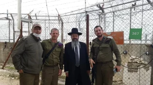 המקובל הרב יצחק בצרי ולוחמי צה"ל בקברו של מר בר רב אשי מחכמי התלמוד