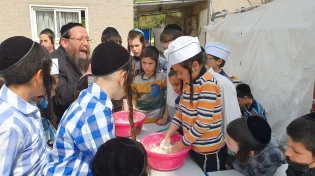 בתלמוד תורה: אפו מצות היום עם תינוקות של בית רבן
