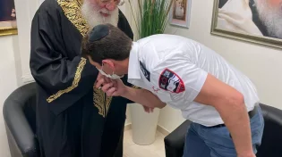 בטקס חגיגי ומיוחד: מרן הרב עמאר מכר חמץ לכל שלוחות מגן דוד אדום בארץ
