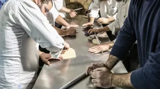 100 אלף חבילות מצות חולקו לקהילות היהודיות ברחבי אירופה
