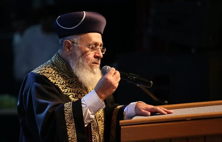 הראשל"צ תקף את מתנגד החיסונים: "אתה עצמך הלכת למות, למה נגד?" הראשל"צ תקף את מתנגד החיסונים: "אתה עצמך הלכת למות, למה נגד?"