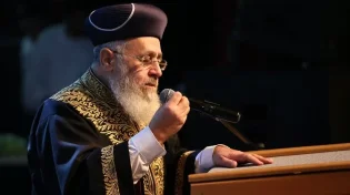 הראשל"צ תקף את מתנגד החיסונים: "אתה עצמך הלכת למות, למה נגד?"