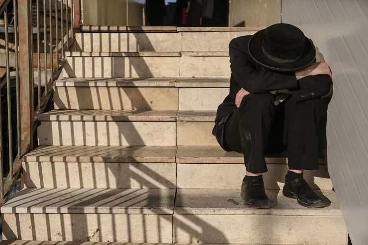 מזעזע: ההסתה מחלחלת: בחור חרדי הוכה עד זוב דם על ידי נוסע חילוני