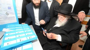 מרן שר התורה הגר"ח קנייבסקי יוצא כעת מביתו להצביע