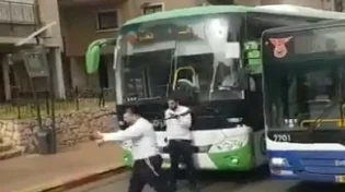 ההסתה שוב מחלחלת: צעיר חרדי הוכה נמרצות על ידי נהג אוטובוס של אפיקים