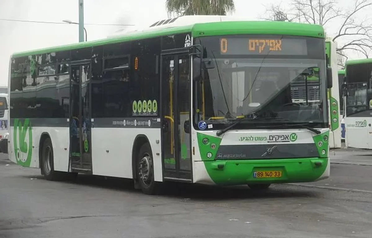 צעיר חרדי חטף אגרוף בפנים מנהג אוטובוס של ‘אפיקים’ בבני ברק