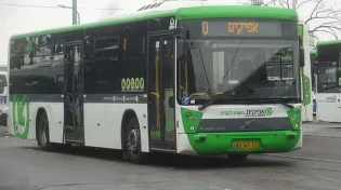 צעיר חרדי חטף אגרוף בפנים מנהג אוטובוס של ‘אפיקים’ בבני ברק