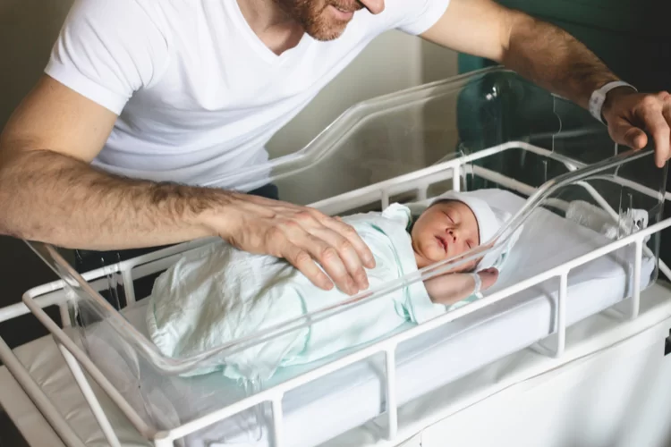 לאחר 21 שנים של צפייה הזוג המאושר חבק בת  