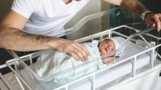 לאחר 21 שנים של צפייה הזוג המאושר חבק בת