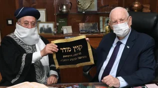 הראשל"צ הגאון רבי משה עמאר הגיע לבית הנשיא למכירת החמץ המסורתית