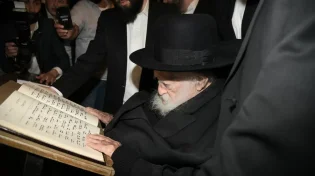 צפו: לאחר שנה וחצי, מרן שר התורה הגר"ח קנייבסקי פקד את רחבת הכותל המערבי