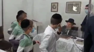 צפו: בסרט נע: מאות עוברים להתברך אצל הגרי"ג אדלשטיין לרגל החג