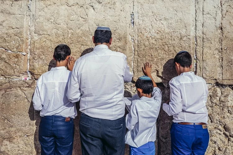 השאלה שהגיעה לפתחו של חבר ה’מועצת’: "האם ראוי לזייף בתפילה לשם מצוות חינוך?"