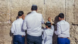 השאלה שהגיעה לפתחו של חבר ה’מועצת’: "האם ראוי לזייף בתפילה לשם מצוות חינוך?"