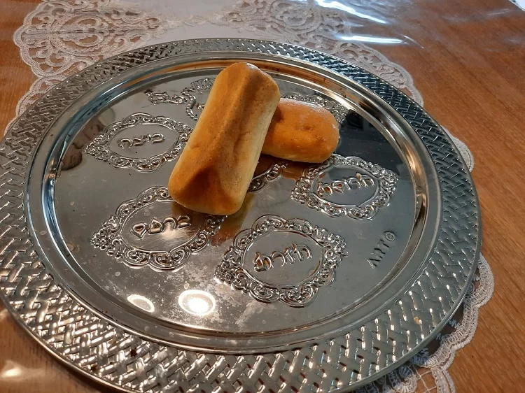 מה מברכים על לחמניות כשרות לפסח? ברכה על לחמניות כשרות לפסח