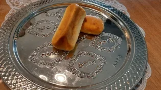 מה מברכים על לחמניות כשרות לפסח?