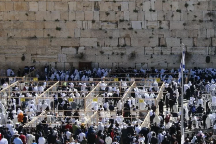גם השנה: אלפים הגיעו למעמד ברכת הכהנים המסורתי בכותל המערבי 