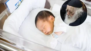 מרגש: האב, ר’ איציק חורי, הגיע עם ‘ילדת הנס’ אל הרב חיים קנייבסקי