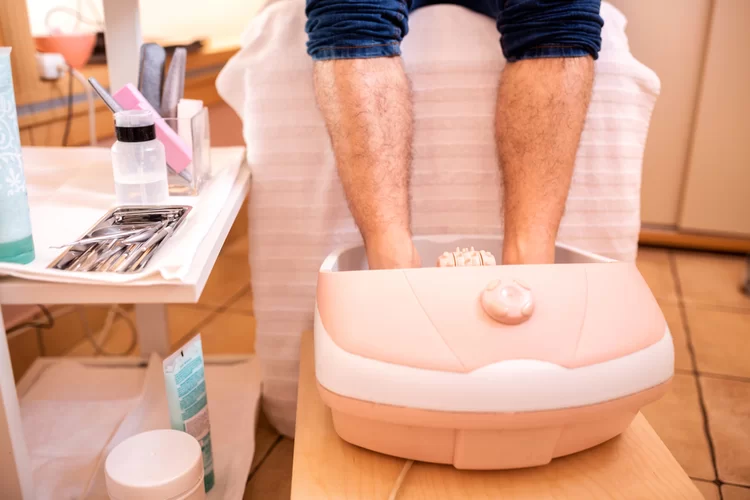 יקח נא מעט מים ורחצו רגליכם: מחקר מדהים על שטיפת רגליים