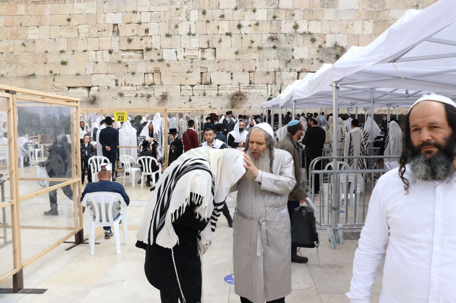 בלעדי: תמונות עוצמתיות של הרב ארוש בעת תחינתו בכותל המערבי