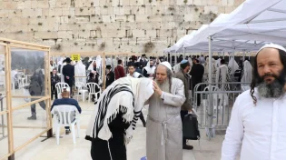 בלעדי: תמונות עוצמתיות של הרב ארוש בעת תחינתו בכותל המערבי