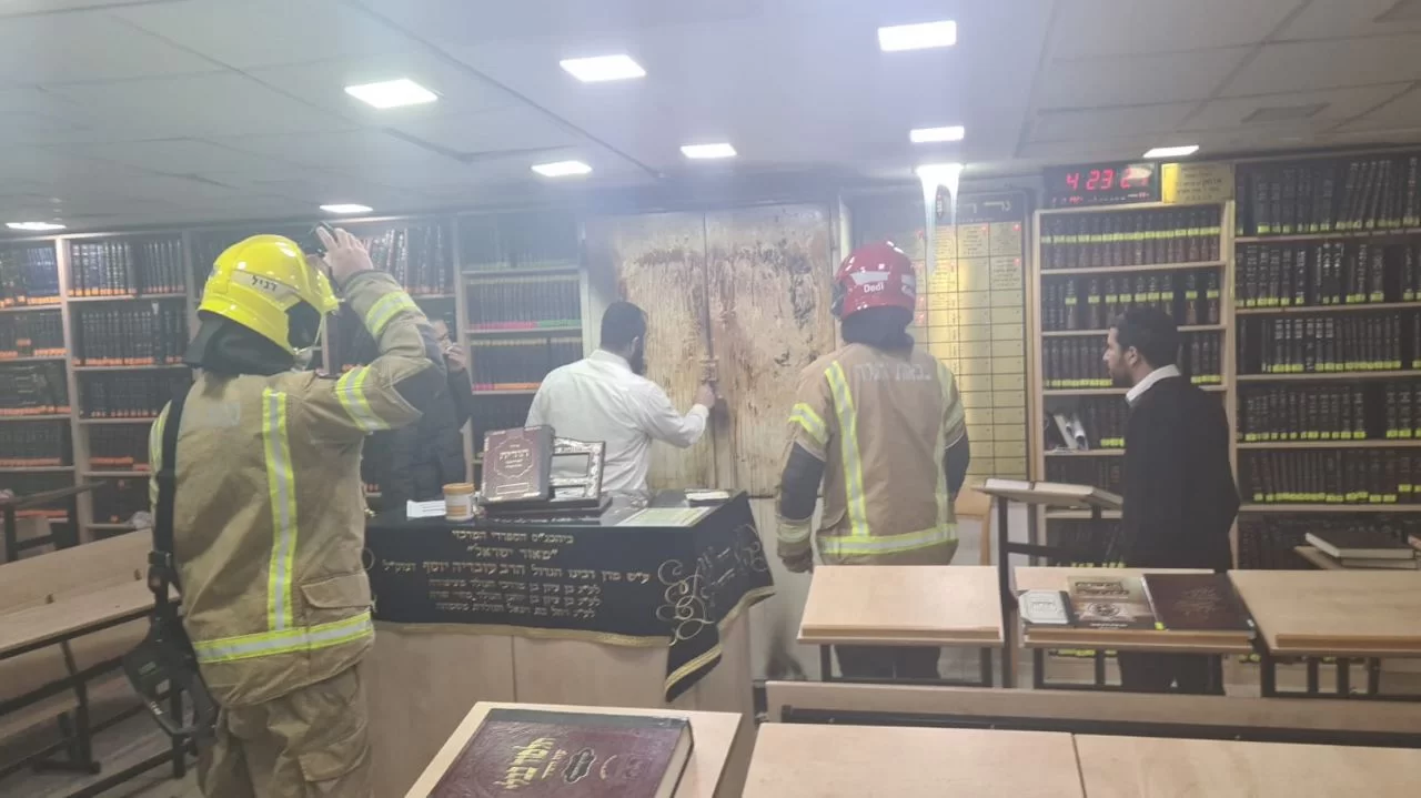 זעזוע בבני ברק: הוצת ארון קודש בביהכנ"ס על שמו של מרן הרב עובדיה זצ"ל