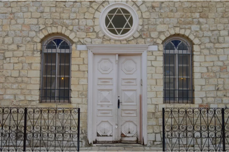 התפרץ לבית כנסת בעיר וגנב עשרות אלפי שקלים