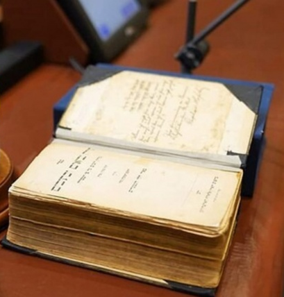 תורת ה’ קיימת לעד: התנ"ך ששרד את השואה והגיע לכנסת