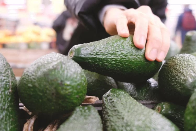 טריק מעולה לבחירת אבוקדו - גם אם הוא נראה טוב מבחוץ טריק מעולה לבחירת אבוקדו - גם אם הוא נראה טוב מבחוץ