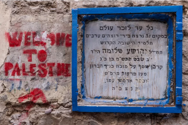 לקראת יום השואה פורסם דוח האנטישמיות: זינוק בחילול בתי כנסת ובתי קברות