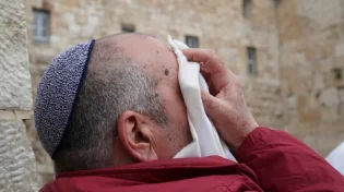 חרדי נפצע ביד ותובע מיליון ש"ח מ"כללית"