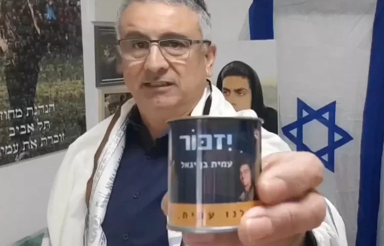 עם תפילין על ראשו ברוך בן יגאל מדליק נר לזכר בנו עם תפילין על ראשו ברוך בן יגאל מדליק נר לזכר בנו