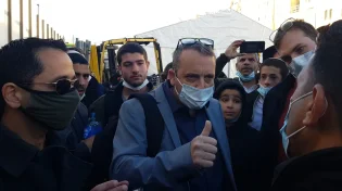 מהומה בכותל - ח"כ קריב מנסה להתפרץ עם ספר תורה לרחבת הכותל