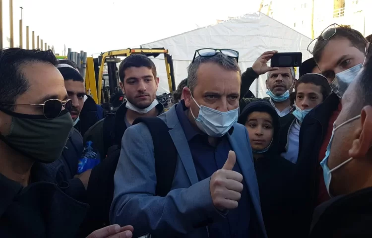 מהומה בכותל - ח"כ קריב מנסה להתפרץ עם ספר תורה לרחבת הכותל מהומה בכותל - ח"כ קריב מנסה להתפרץ עם ספר תורה לרחבת הכותל