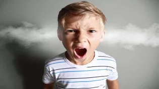 האם מותר לתת סטירה לילד?