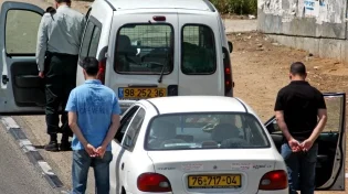 האם מותר או צריך לעמוד בצפירה?